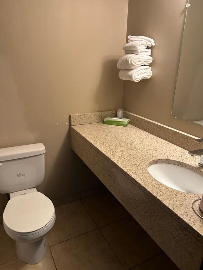 Cedar Inn Lloydminster Ngoại thất bức ảnh